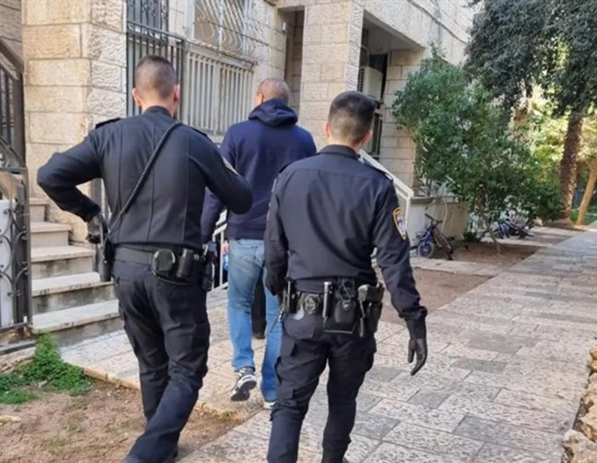 A policeman was seriously injured in Jerusalem from a stabbing during an arrest attempt