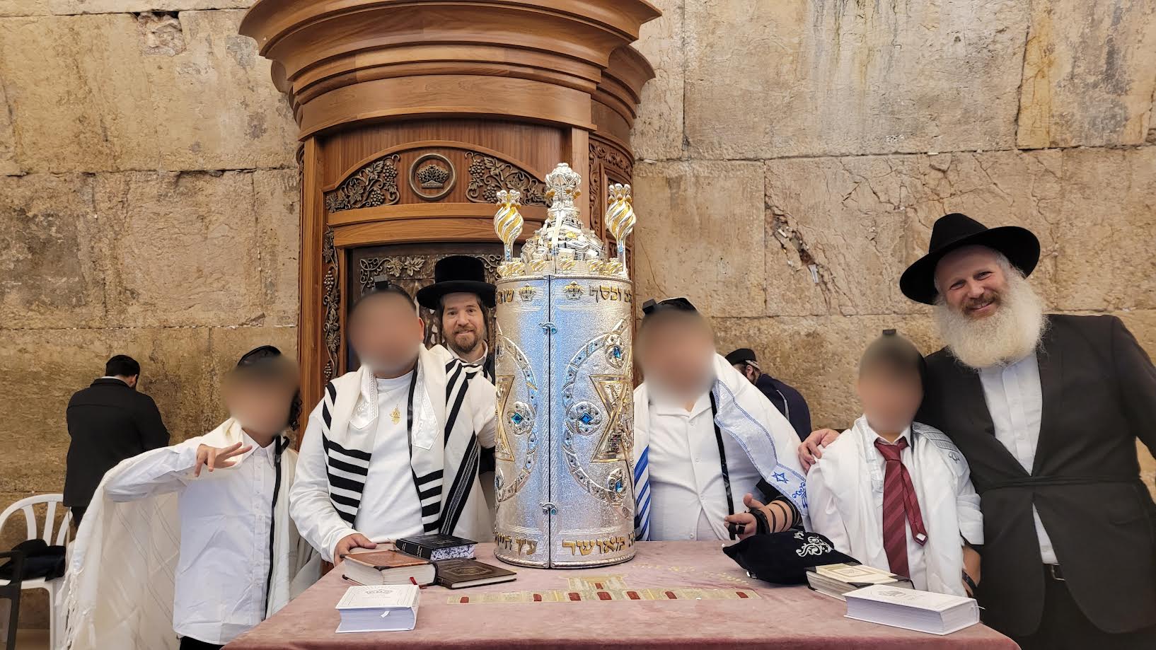 בר מצווה בכותל. צילום: יד לאחים