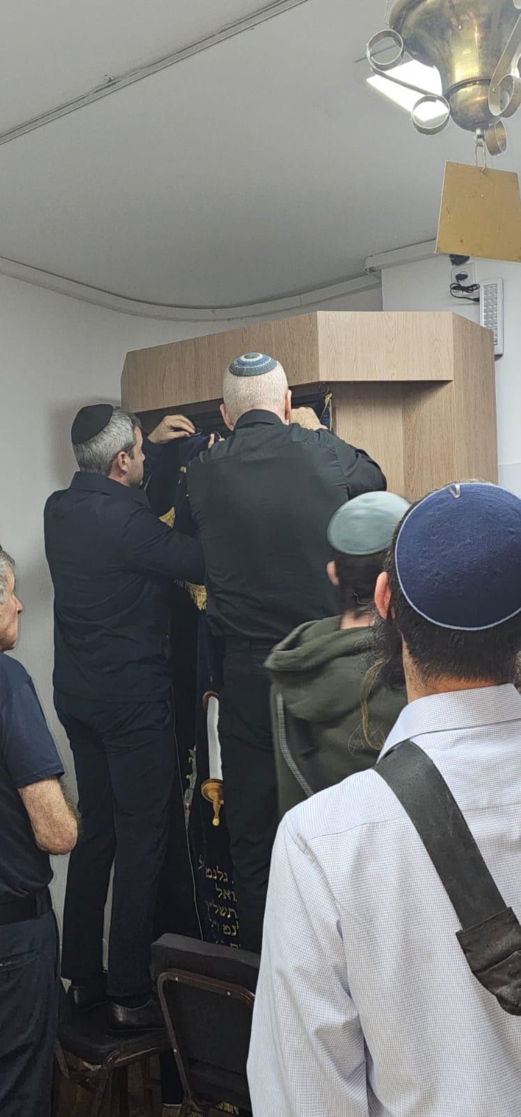 השר גלנט ובנו תולים את הפרוכת