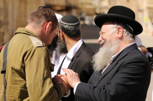 הרב אליהו עם לוחמים