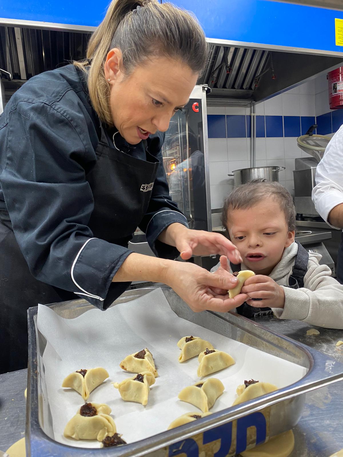 אסטלה במרכז עדי