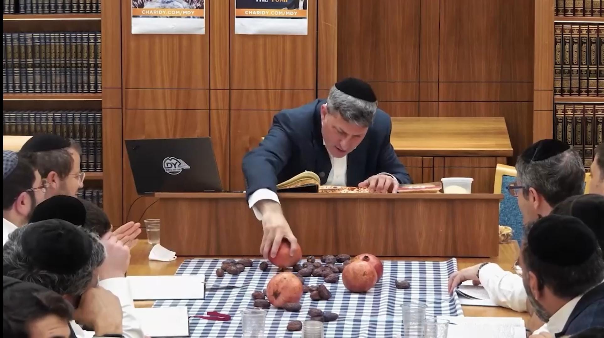 בתמונה: הרב אלי סטפסנקי מדגים השבוע את סוגיית "מצא קב רימוני בארבע אמות"