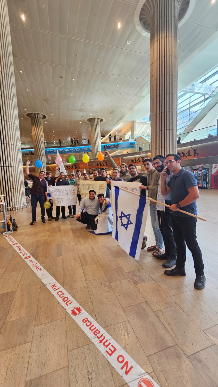 תלמידי הישיבה מחכים לבן