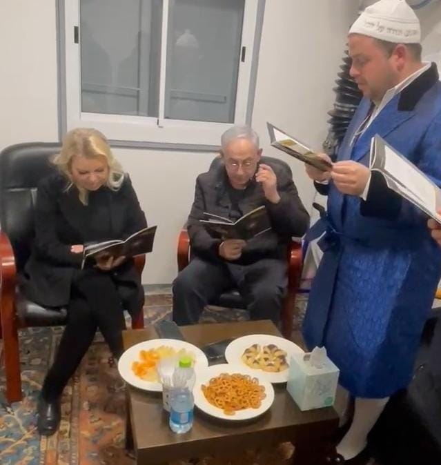 גראוכר בקריאת מגילה