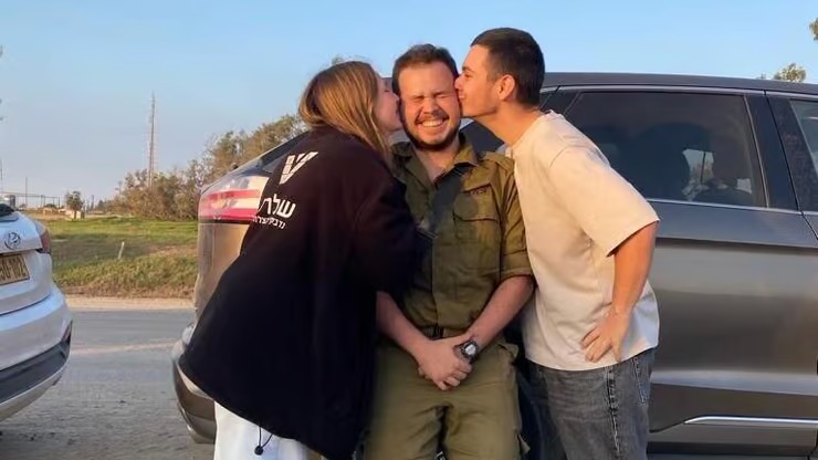 נדב כהן עם משפחתו