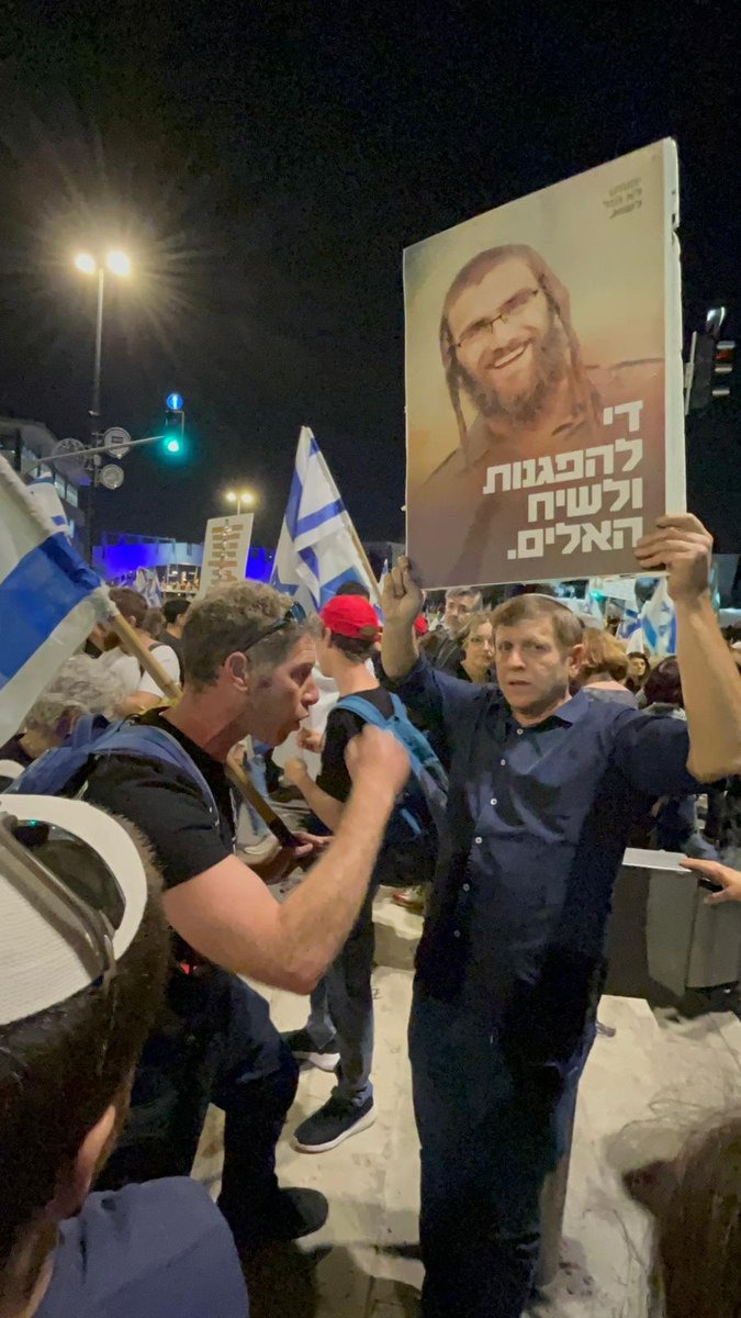 חגי לובר מוחה בהפגנת השמאל