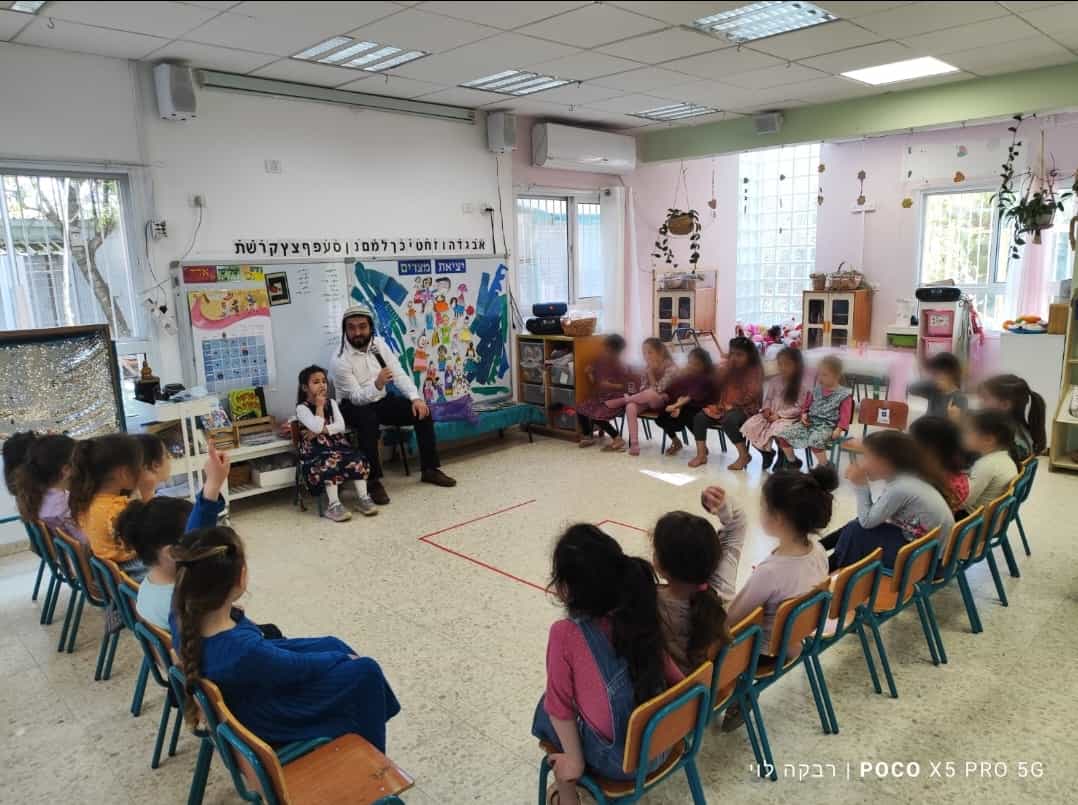 צבי סוכות בגן של בתו