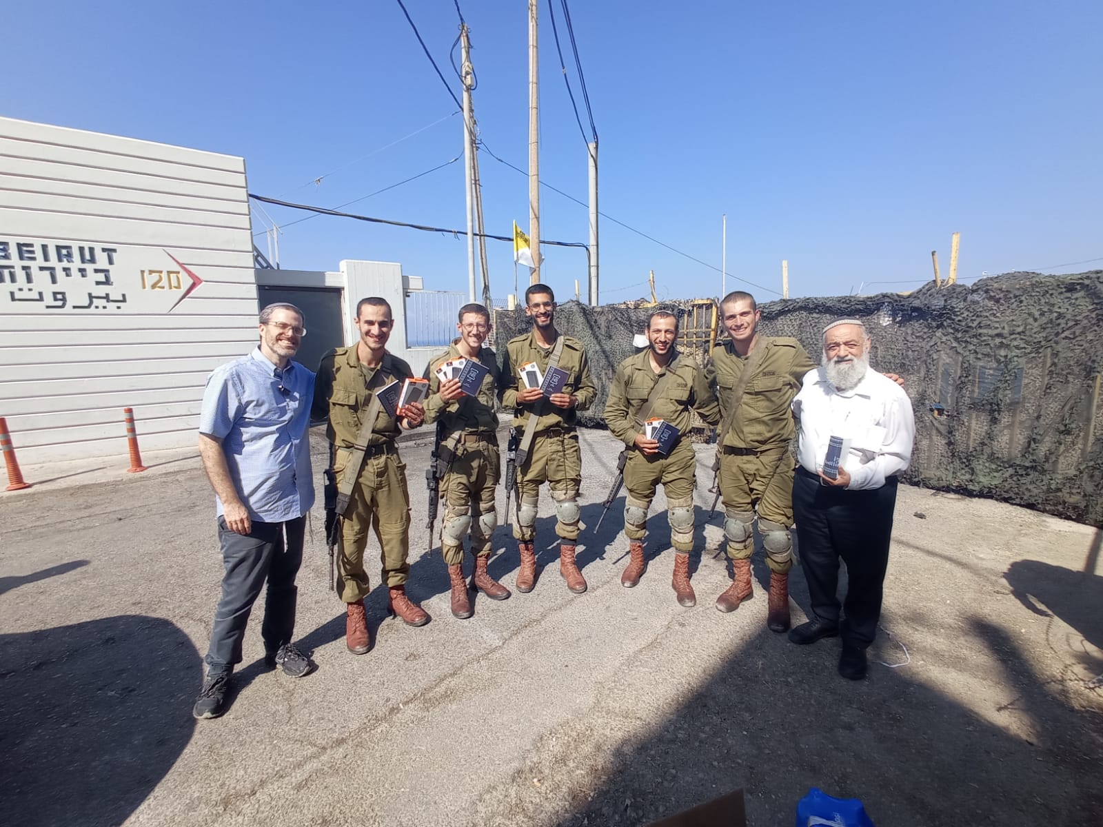 הרב סבתו והרב אפי ולץ עם התלמידים