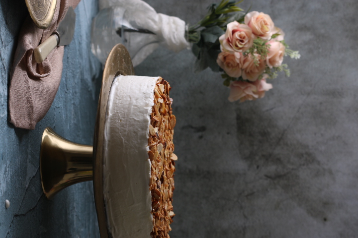 עוגת גבינה בציפוי שקדים מסוכרים