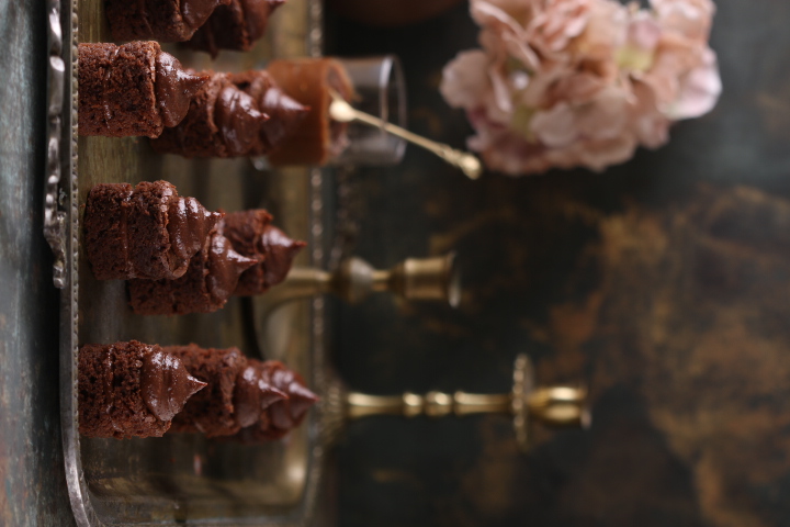 עוגות שוקולד אישיות במילוי קרם שוקולד־אגוזים