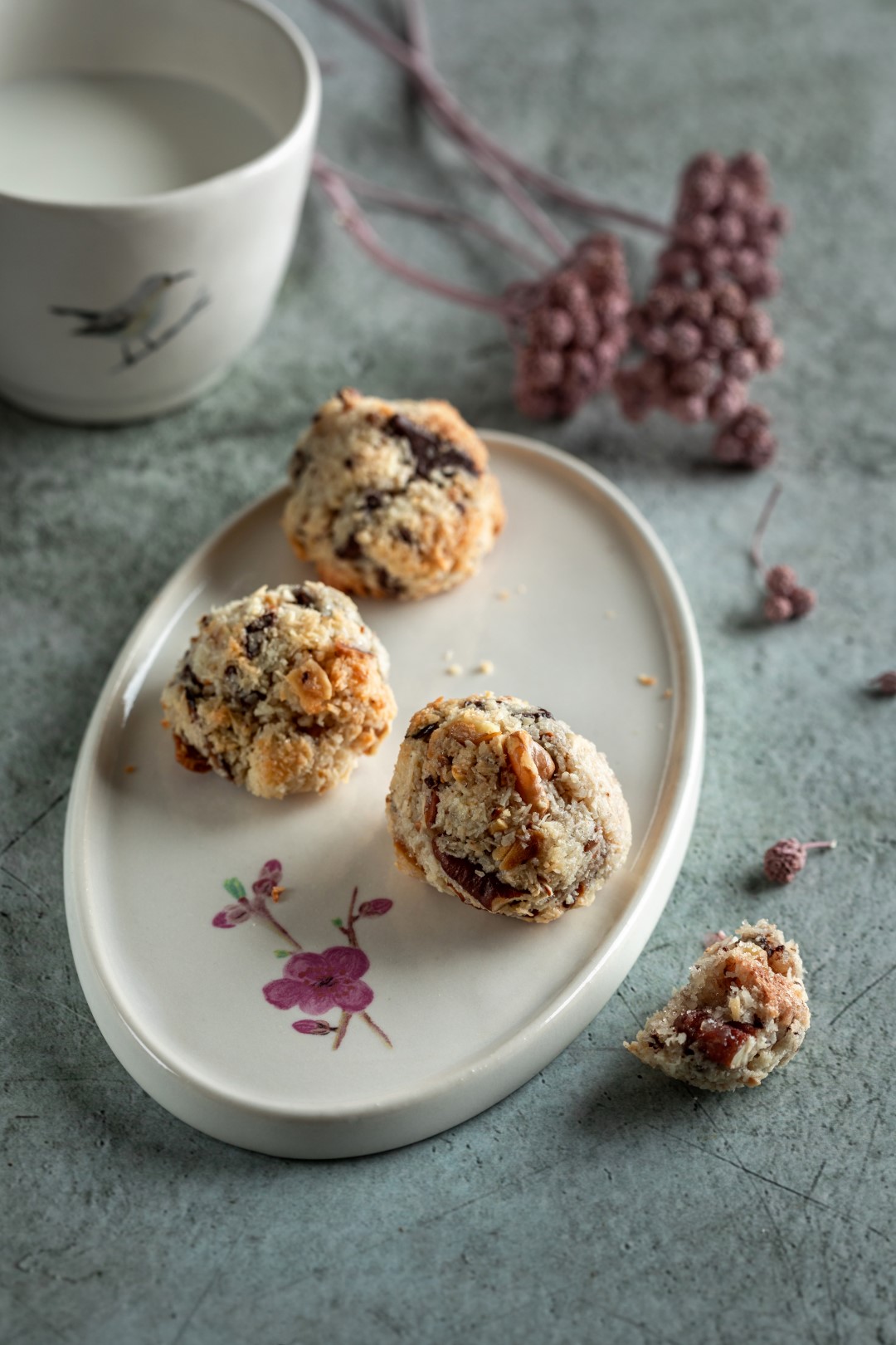 עוגיות קוקוס עם שוקולד וחגיגת אגוזים