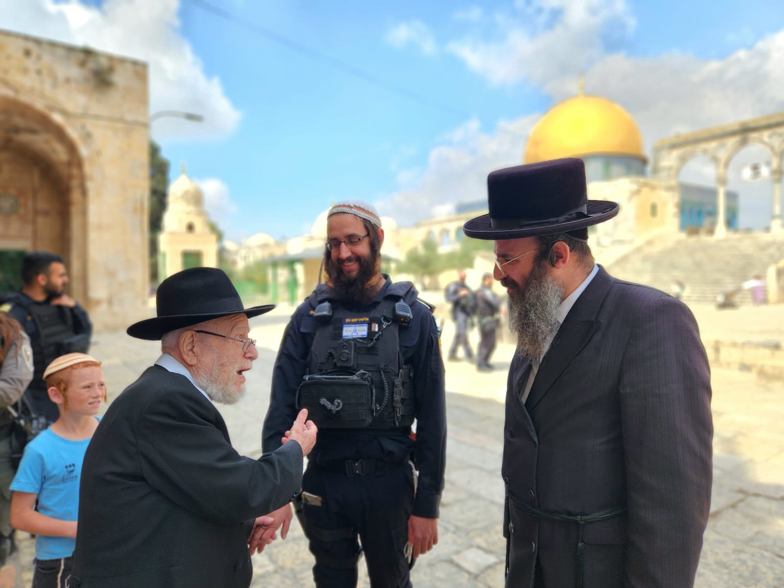 הרב ליאור עם השוטר