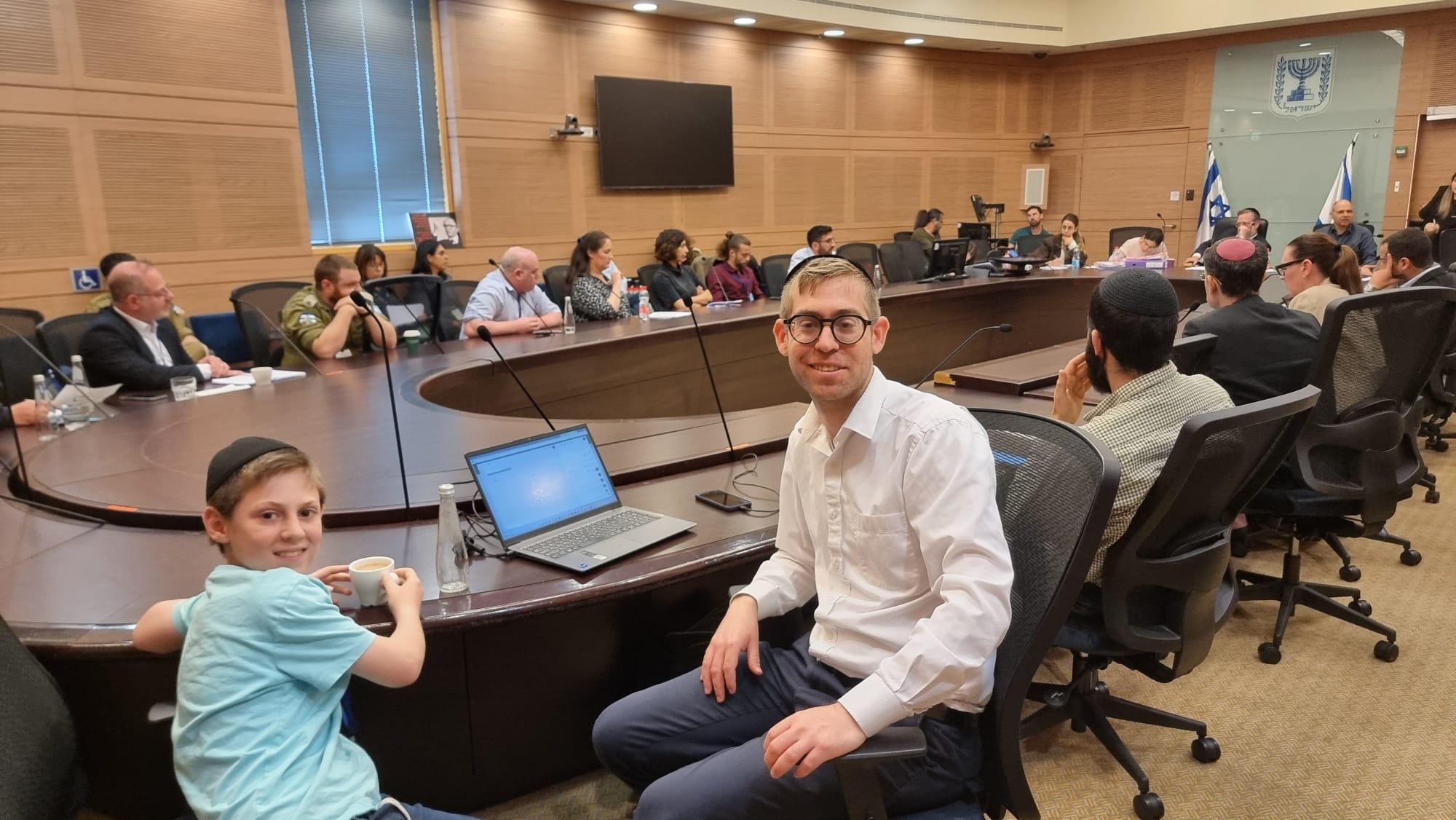 שי גליק ובנו בכנסת