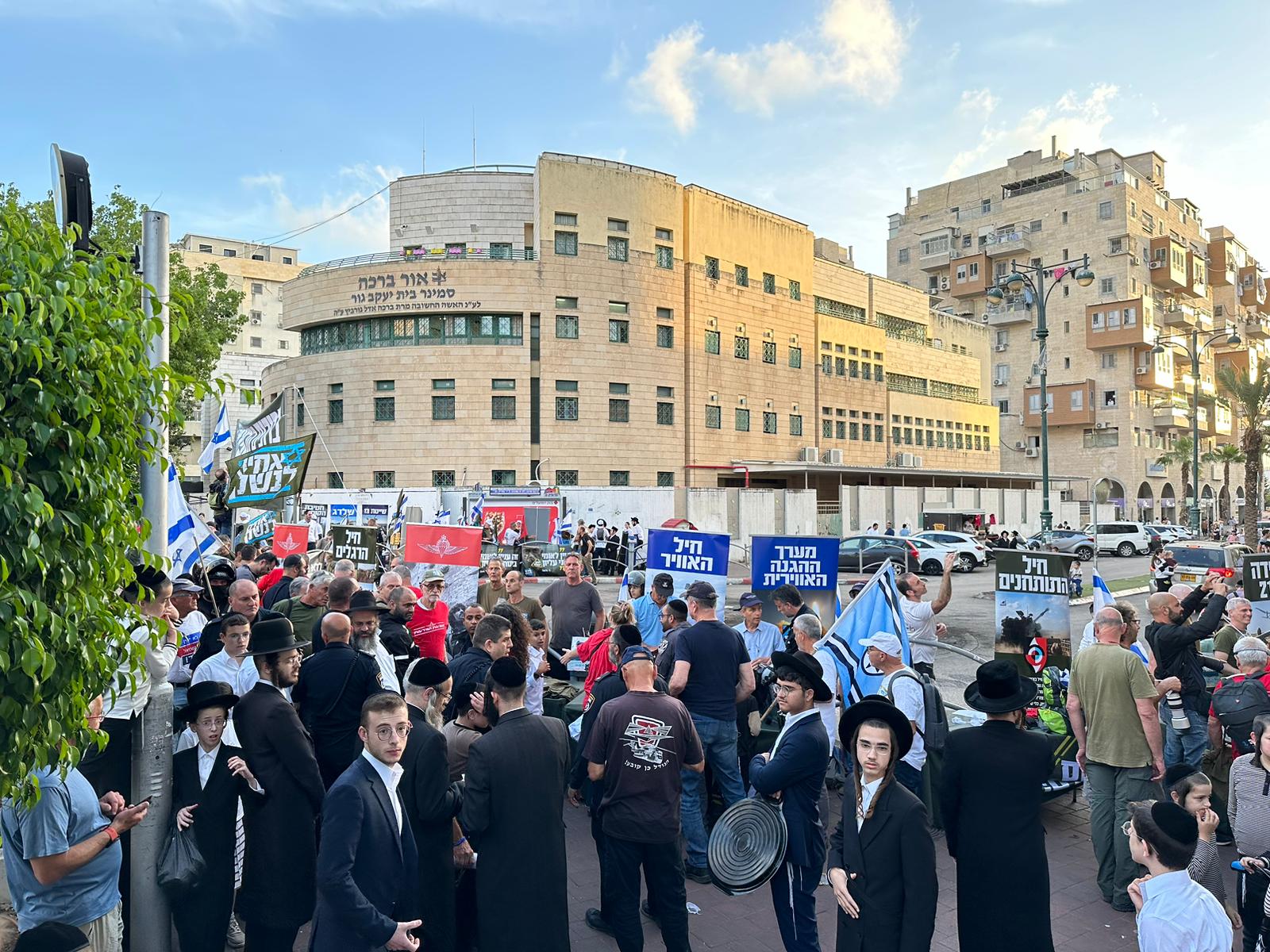 היריד של 'אחים לנשק' בבני ברק