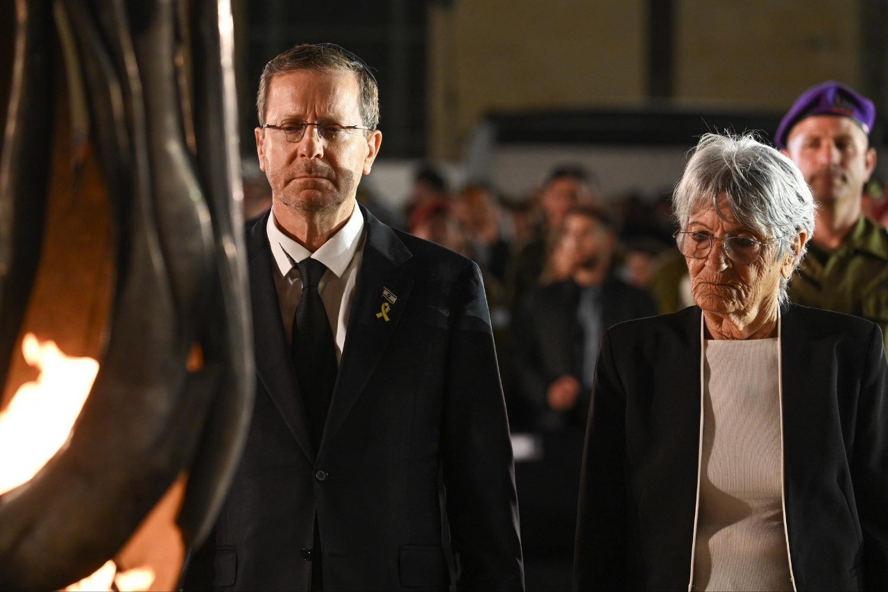 הרצוג לצד שרה וספי