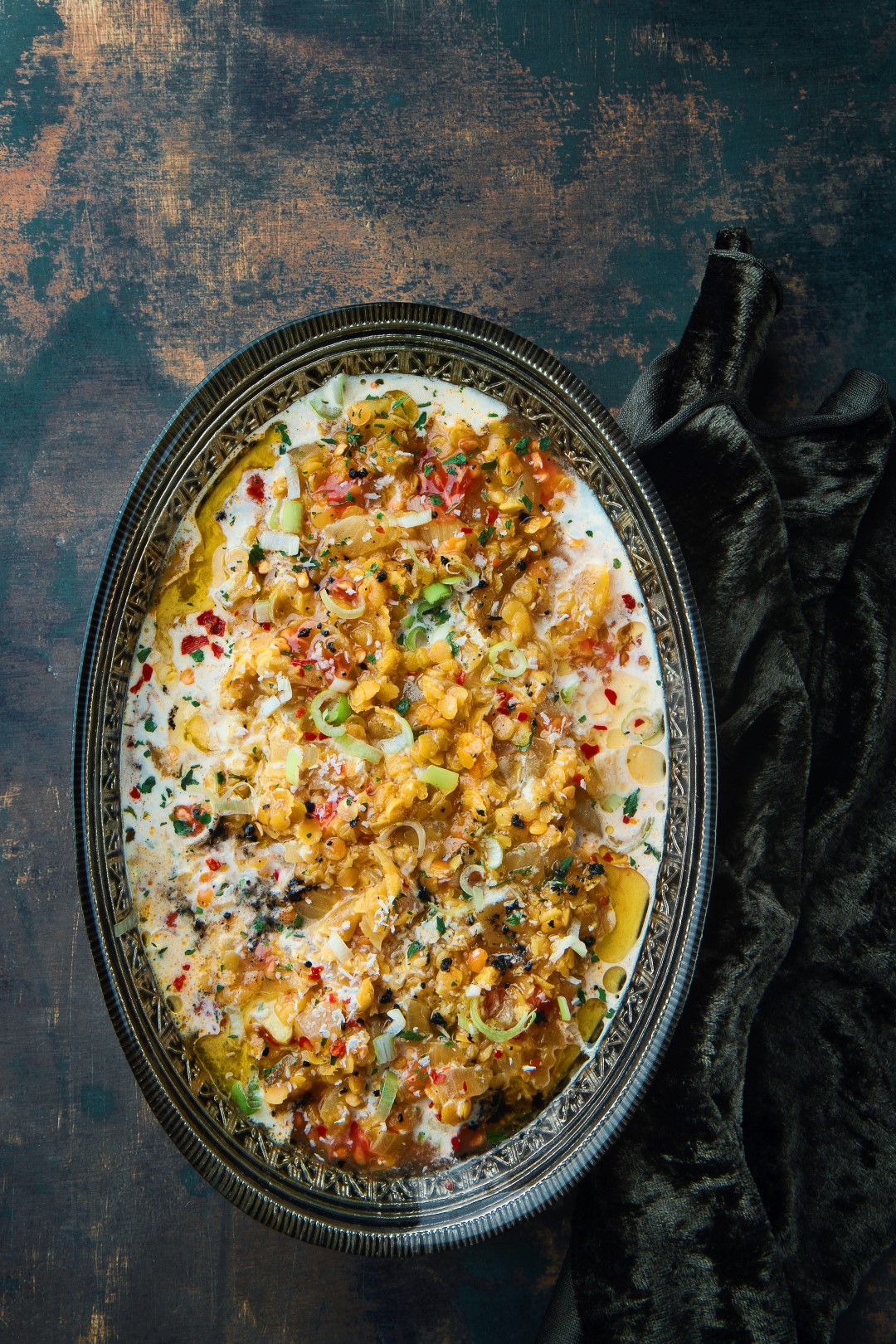 דאל עדשים בלתי נשכח עם חלב קוקוס ועגבניות