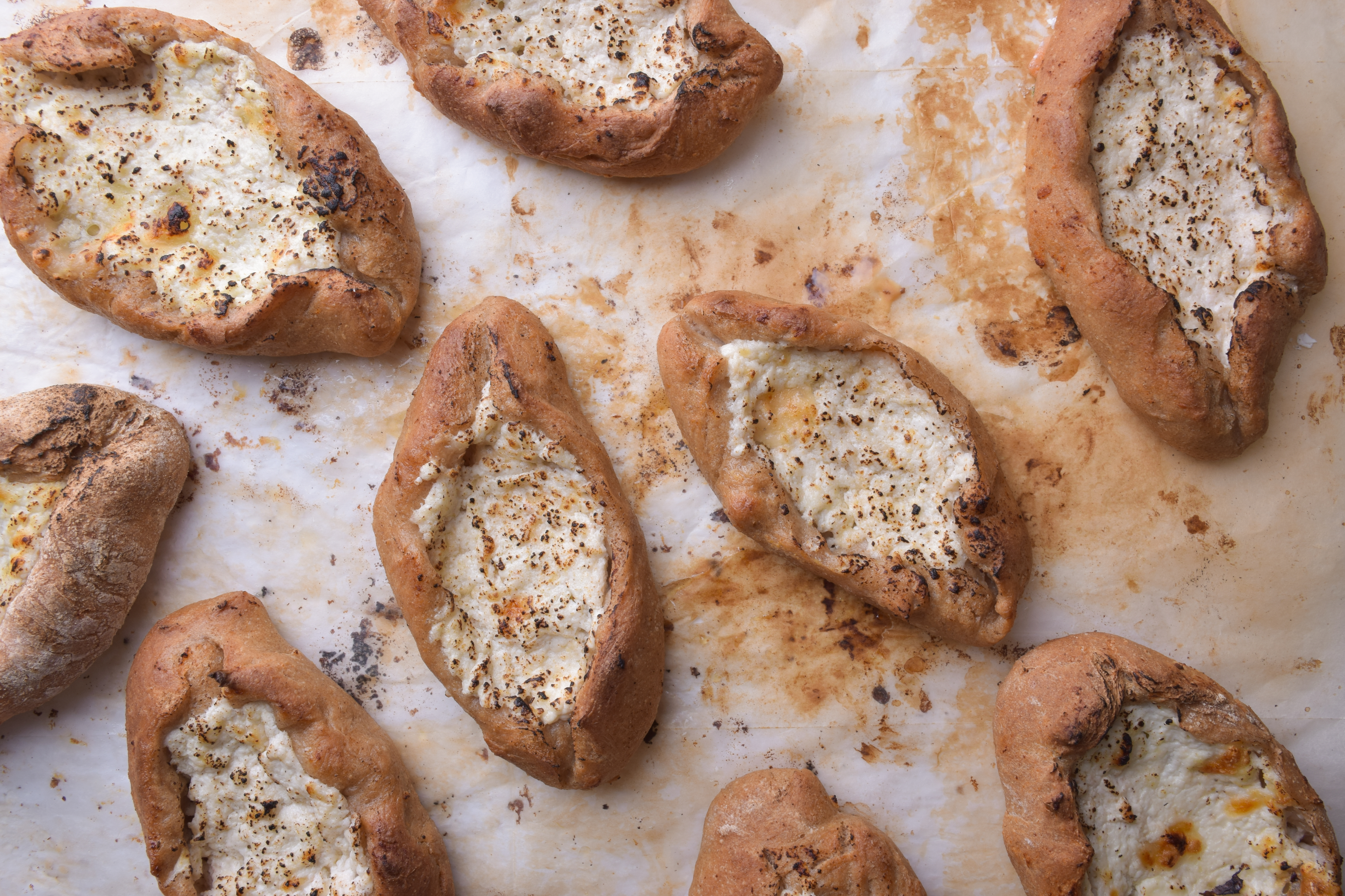 חצ'פורי – כיסוני בצק שמרים וגבינה