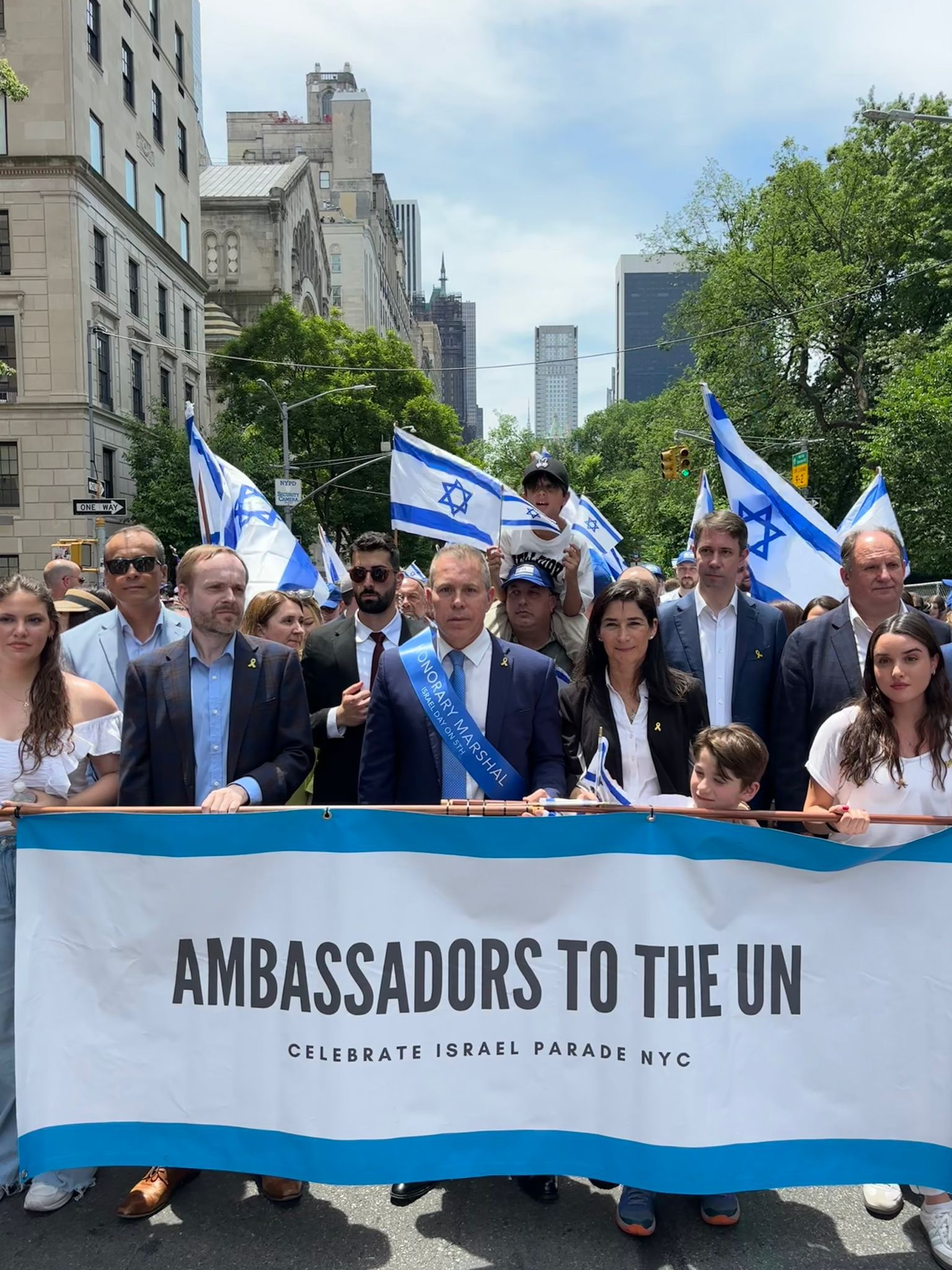 השגרירים בצעדה