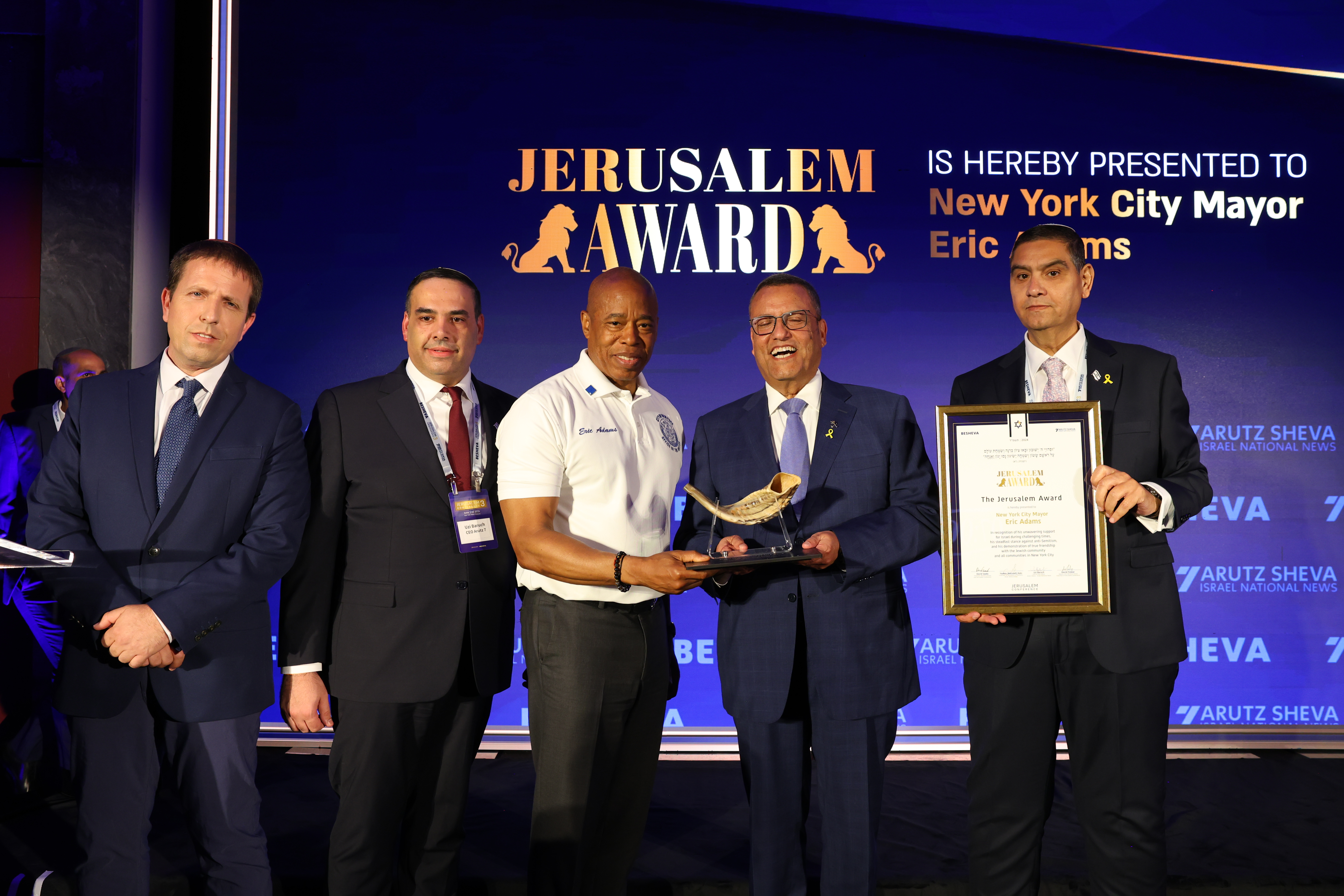 הענקת הפרס לראש העיר אדמס