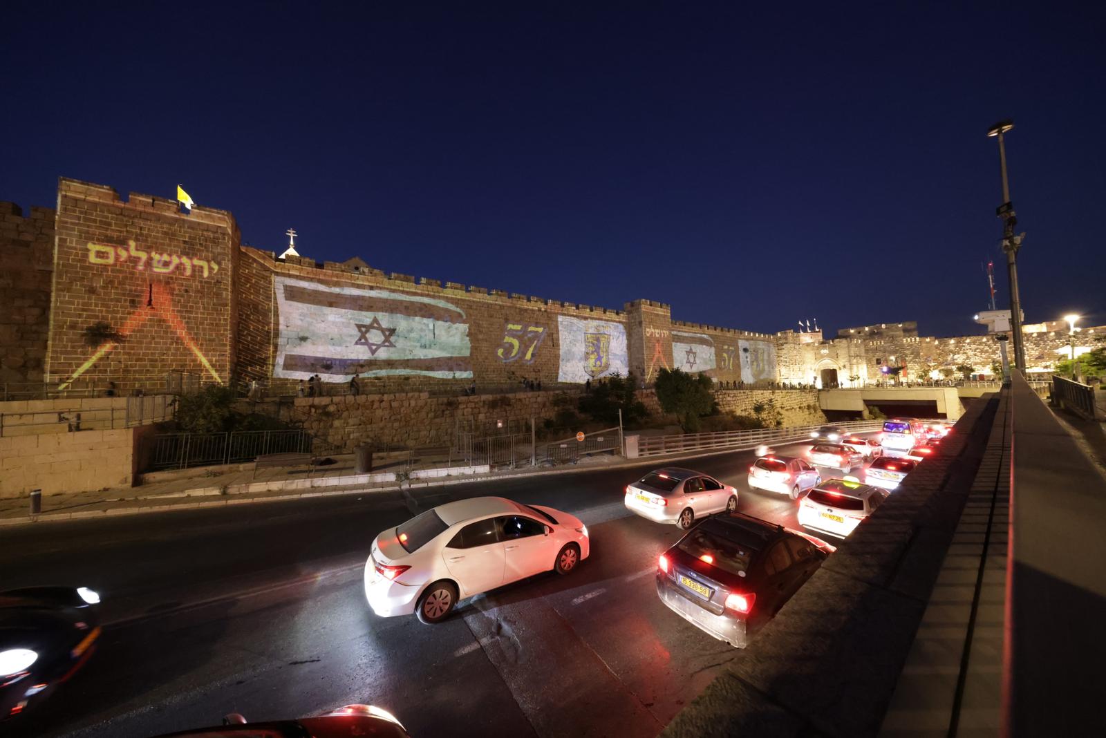 חומות העיר העתיקה הוארו לציון יום ירושלים