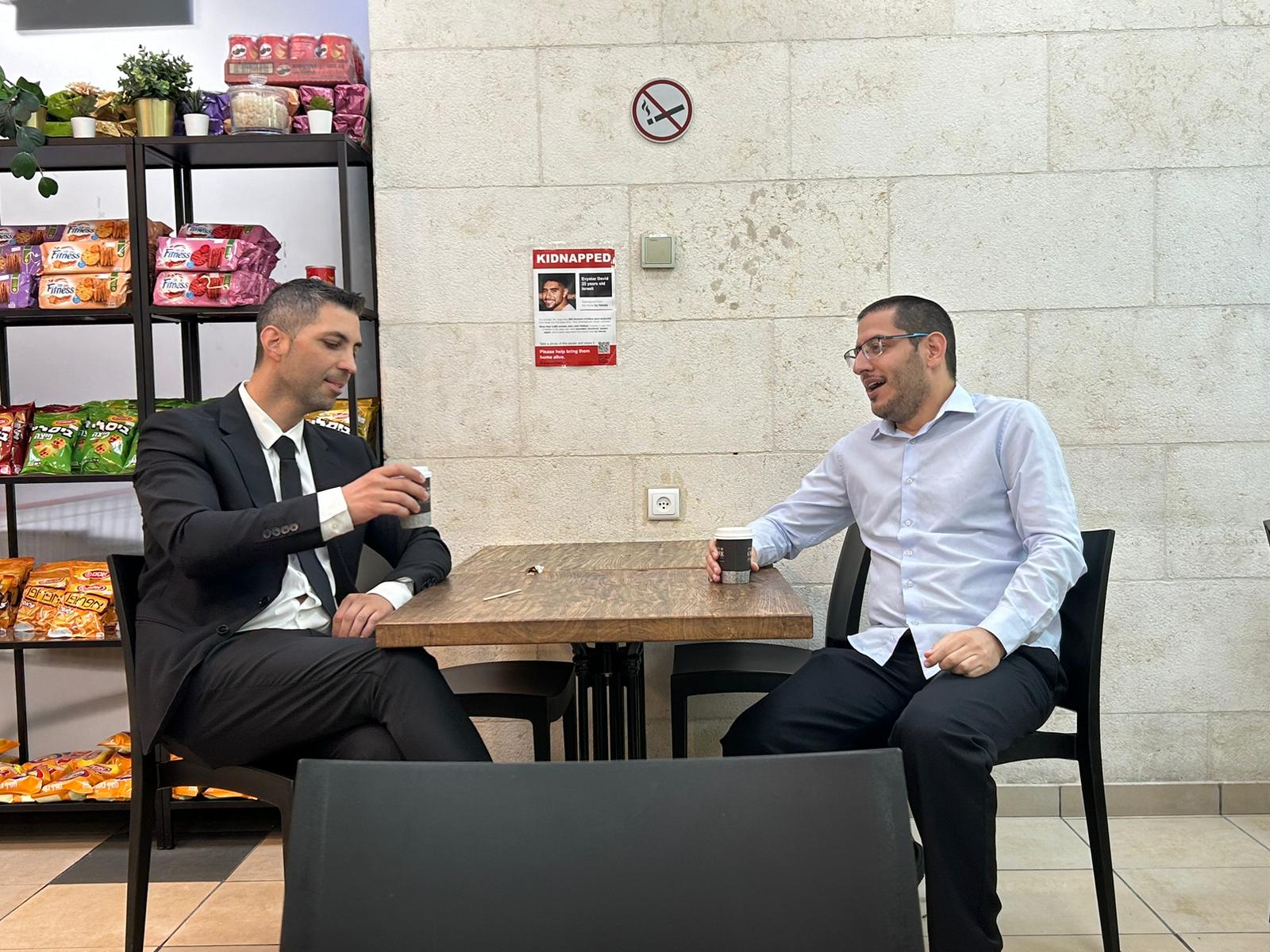 בקפיטריית בית המשפט עם עורך הדין לירום סנדה