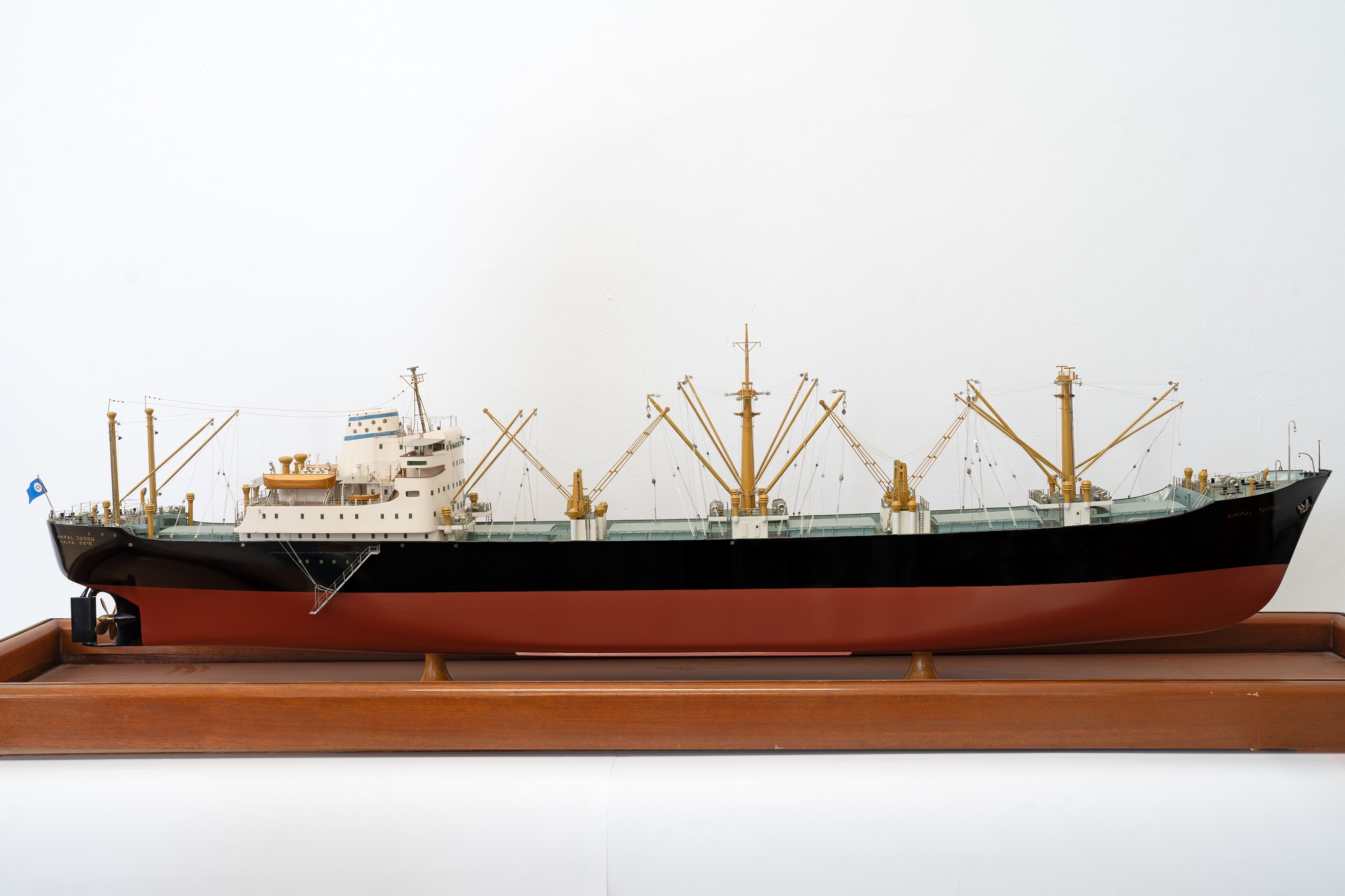 דגם האונייה שנבנתה במסגרת הסכם השילומים