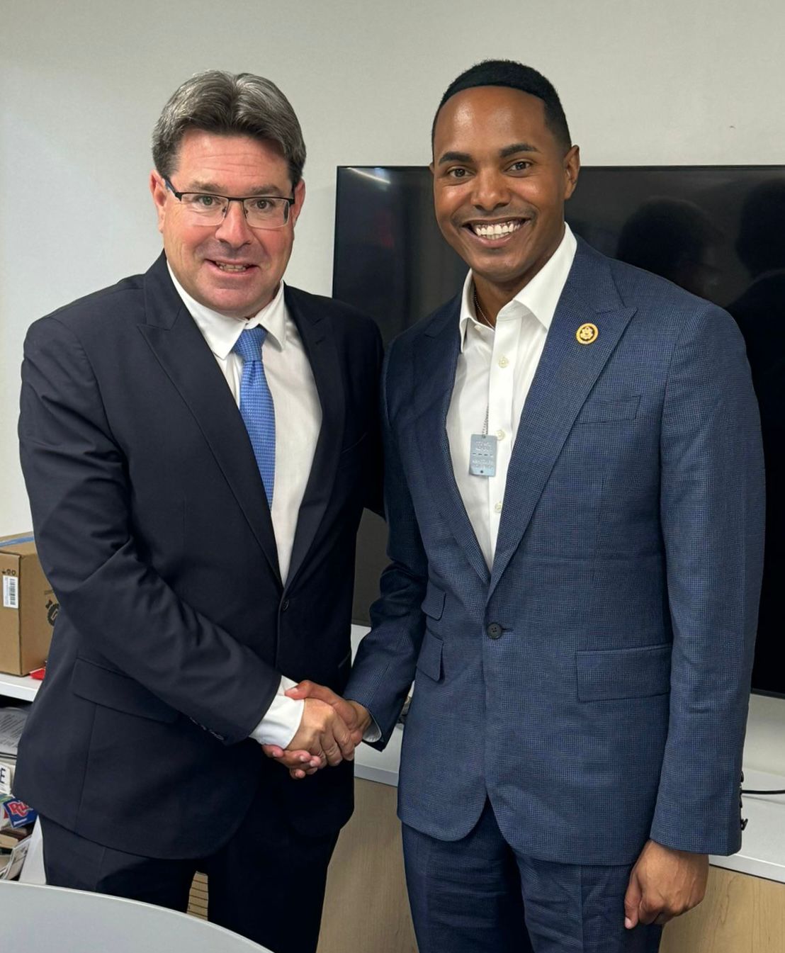 אקוניס וטורס 