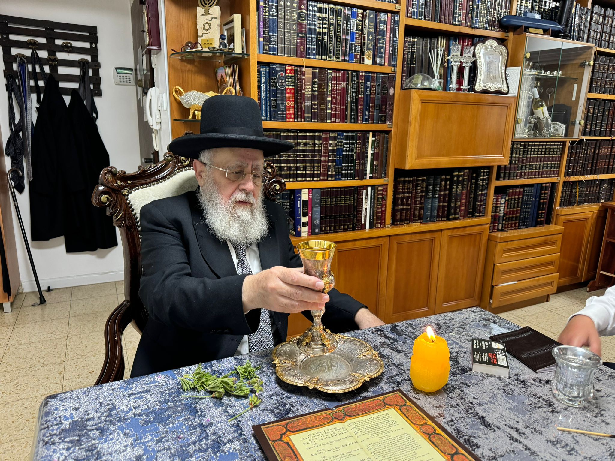 הרב יוסף בטקס הבדלה הערב בביתו לאחר ששוחרר