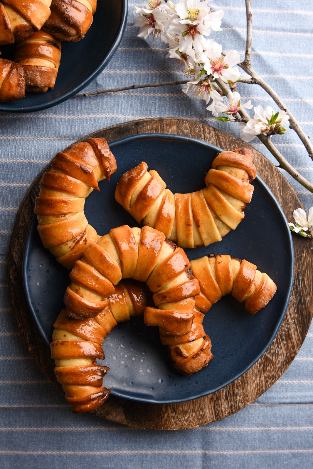 רוגלך מופלאים במילוי שוקולד וחמאת בוטנים 