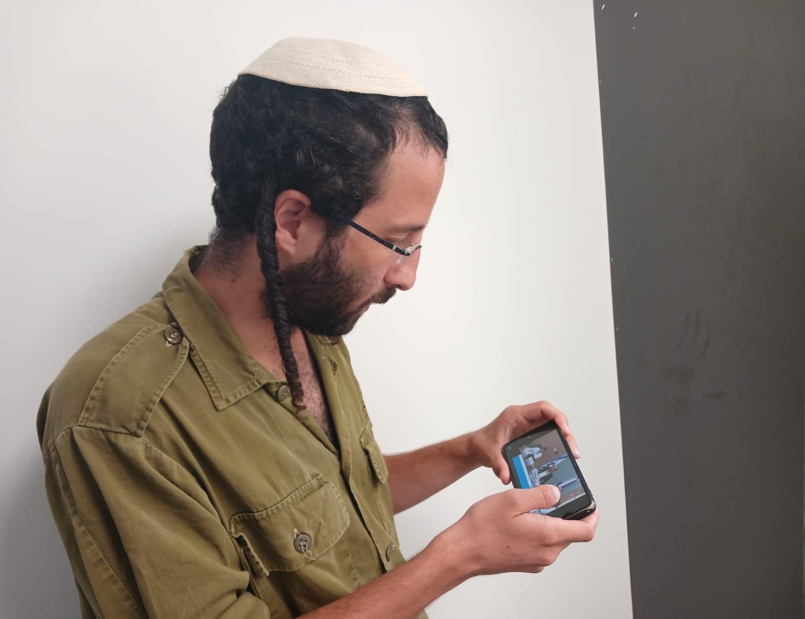 דוד אולשבנג צופה בדיון