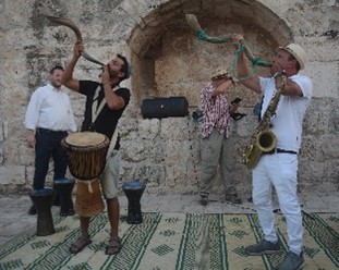 שופר על טיילת החומות בסיור סליחות בירושלים