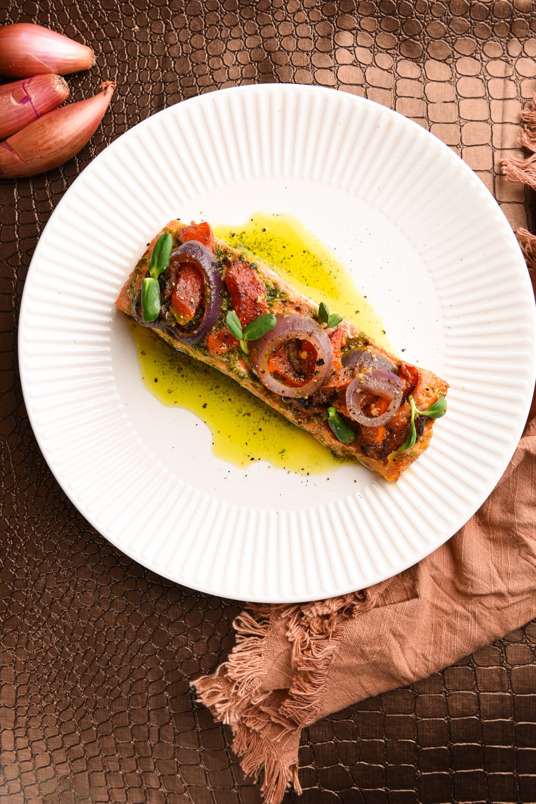 סלמון עם ירקות ופסטו שום צלוי