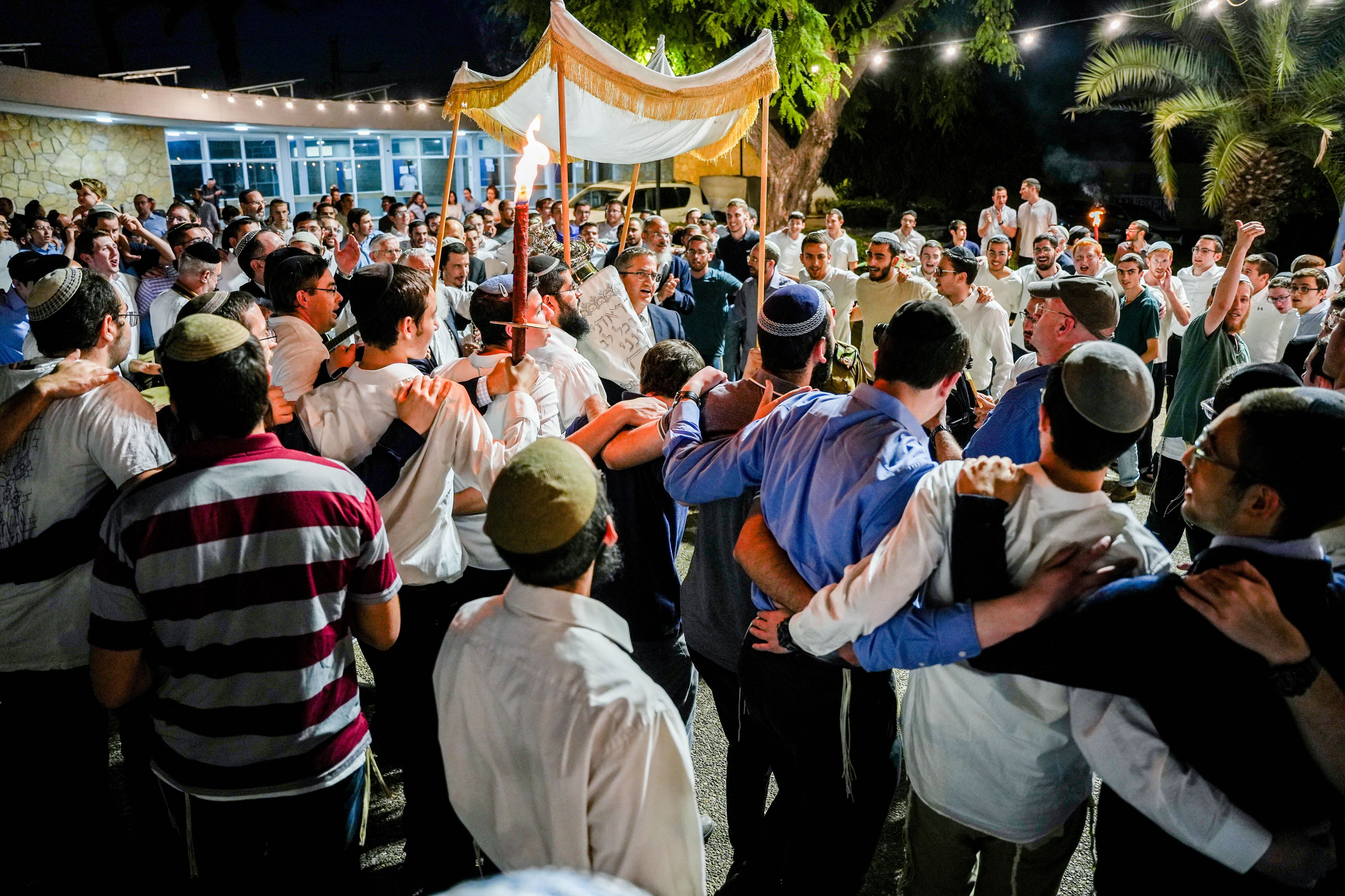 בשירה וריקודים