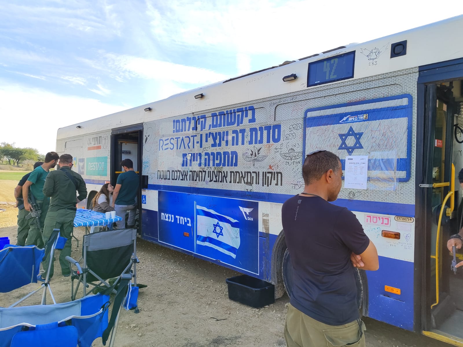 האוטובוס שהוסב למתפרה ניידת