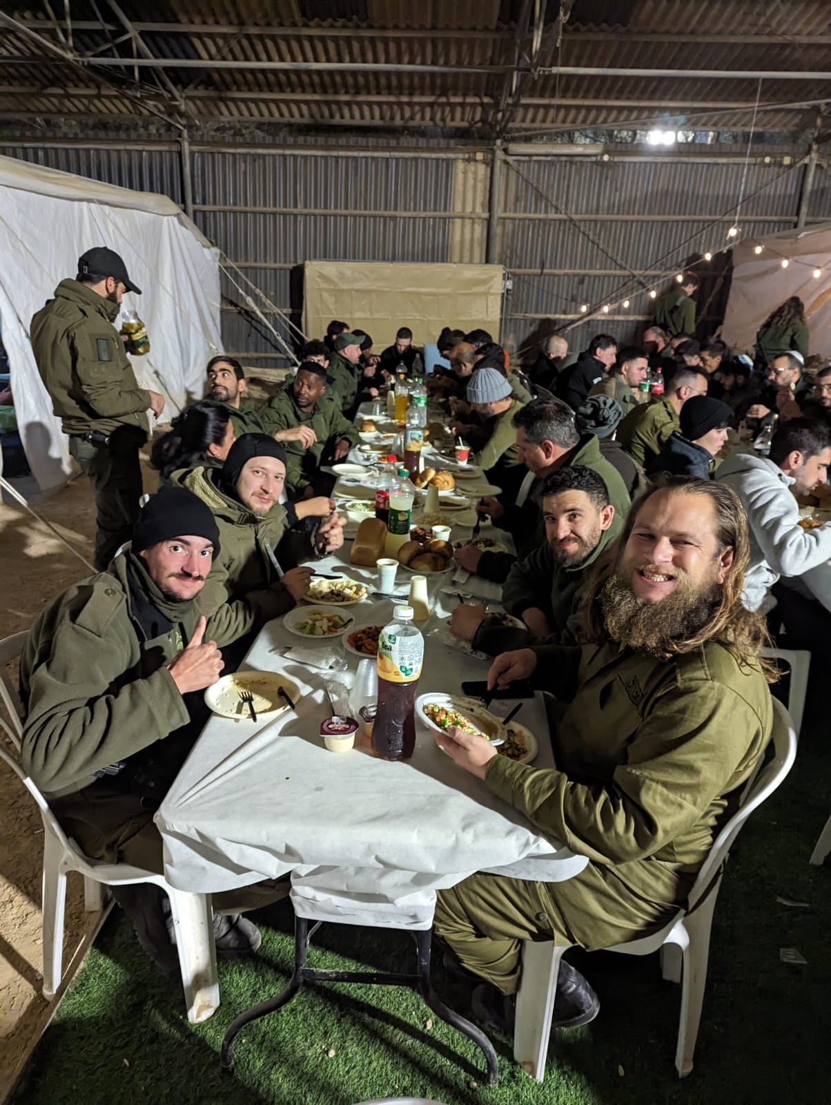 החיילים נהנים מהאוכל שהכינו להם