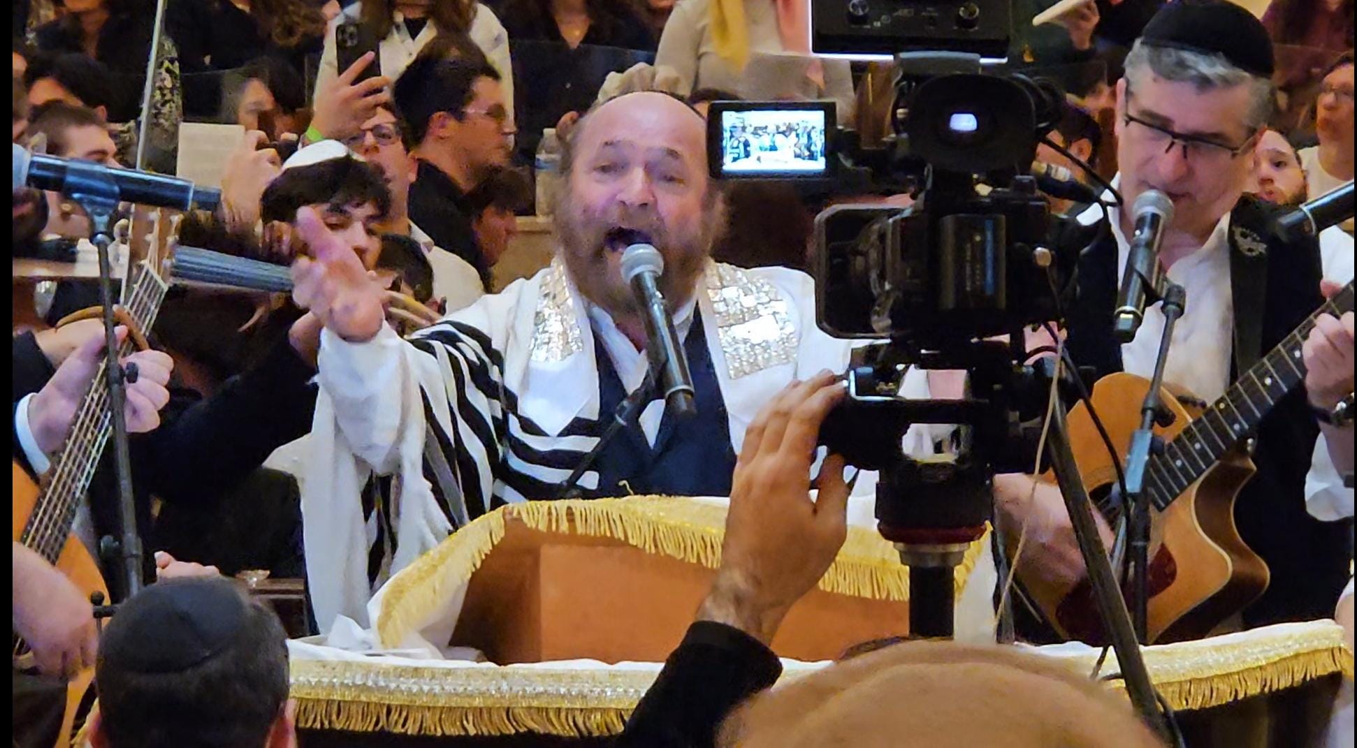 יהודה גרין בסליחות נוסח קרליבך בניו יורק, השבוע*********************************************************צילום סלולרי: ידידיה מאיר