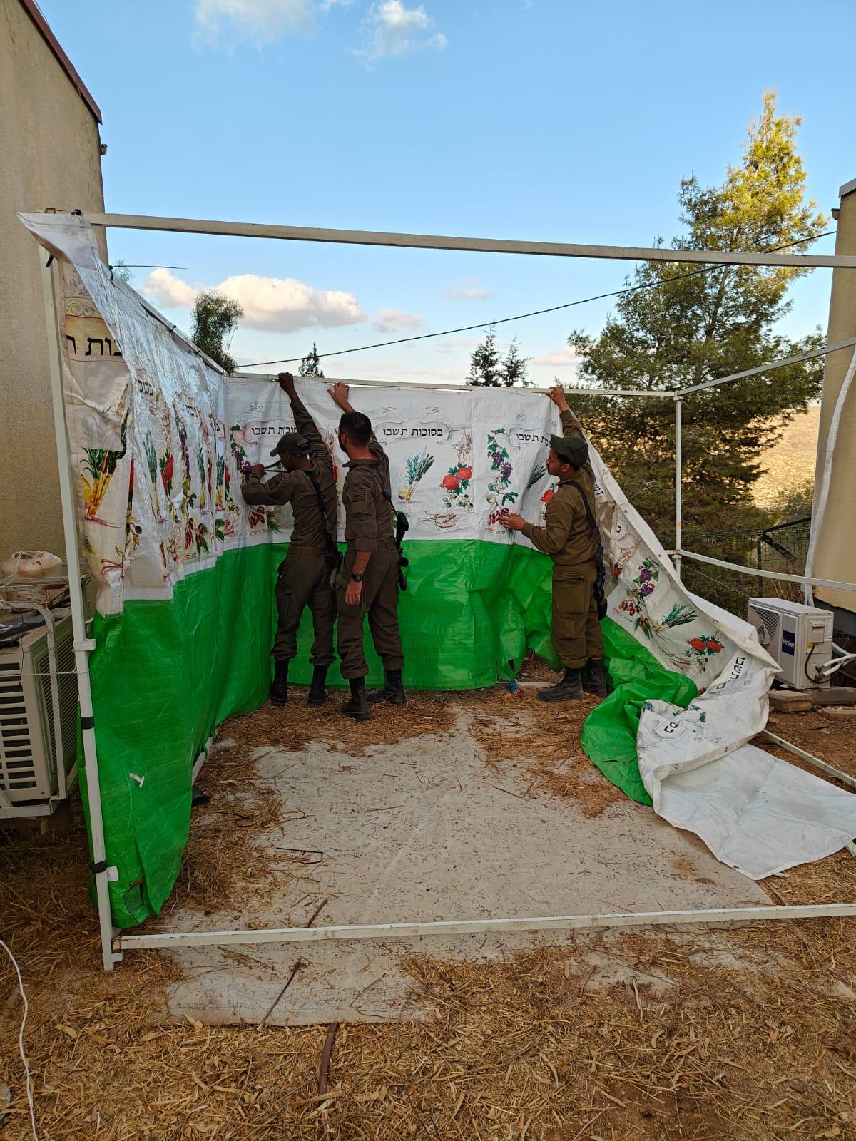 בונים סוכה באחד הבסיסים