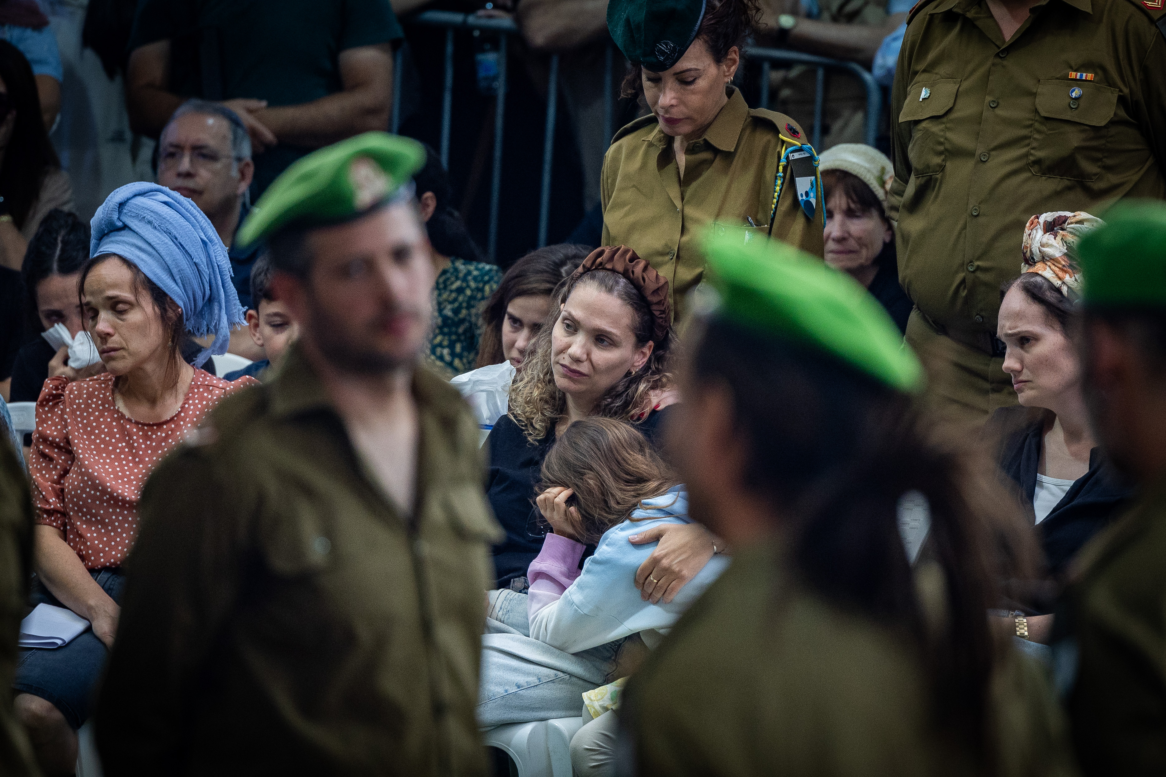 הדס בהלווית בעלה ישי גרינבאום