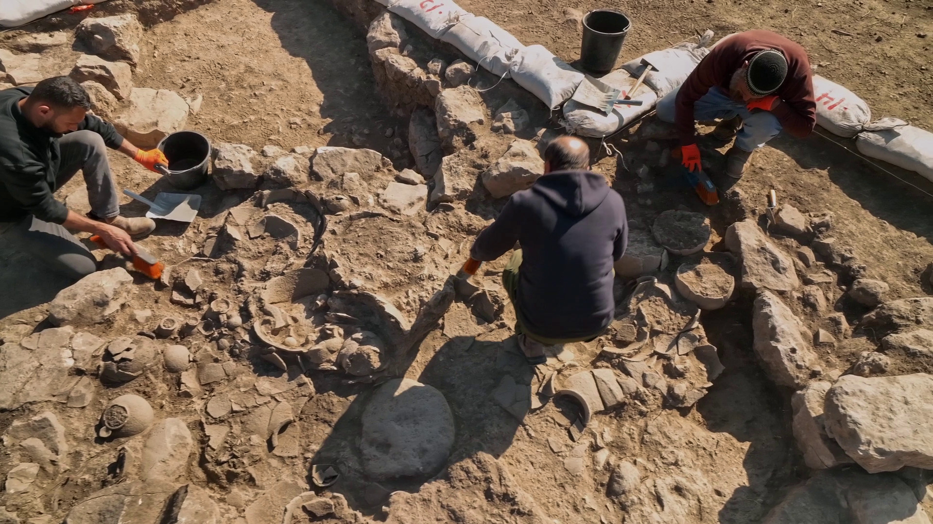 הוצאת הכלים הקדומים מהאדמה