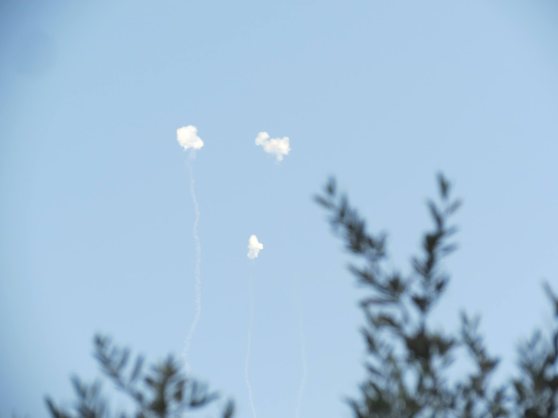 יורים ומחייכים