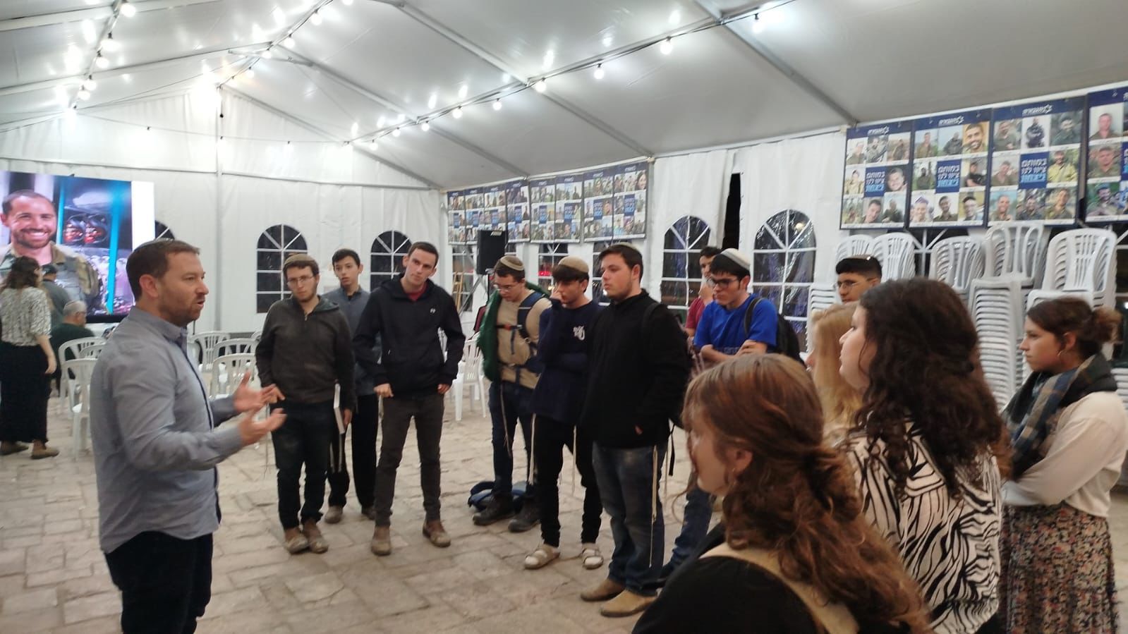 ולד בשיחה עם הצעירים