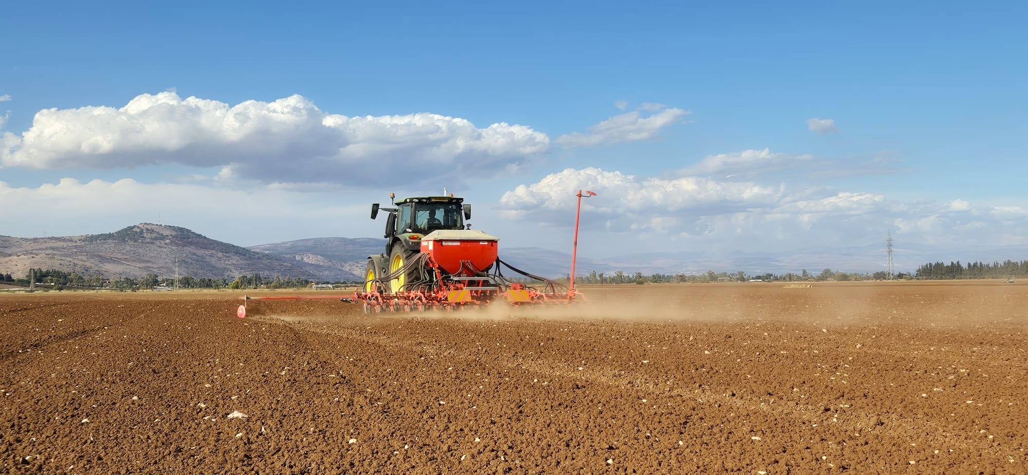 זריעת חיטת חורף בשדות עמק החולה