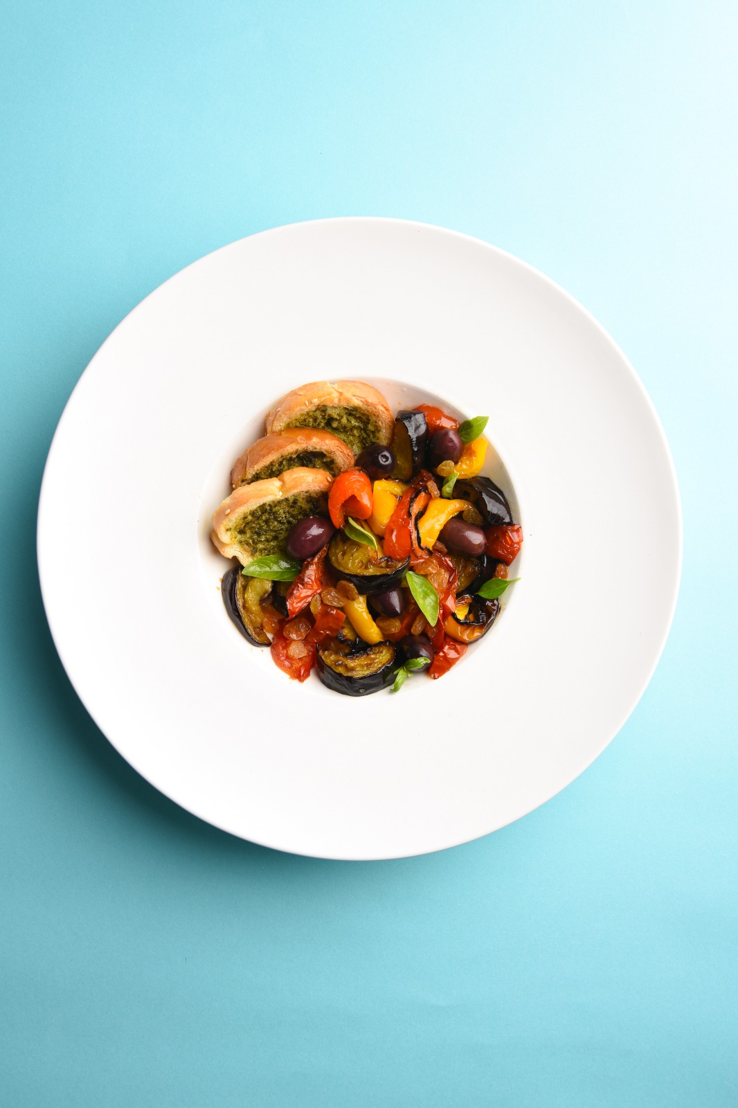 סלט ירקות איטלקי עם בגט קלוי בשום