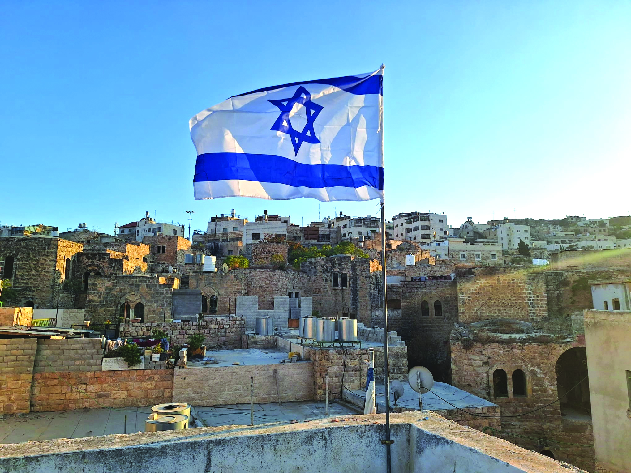 דגל גג בית החירות לאבו סנינה