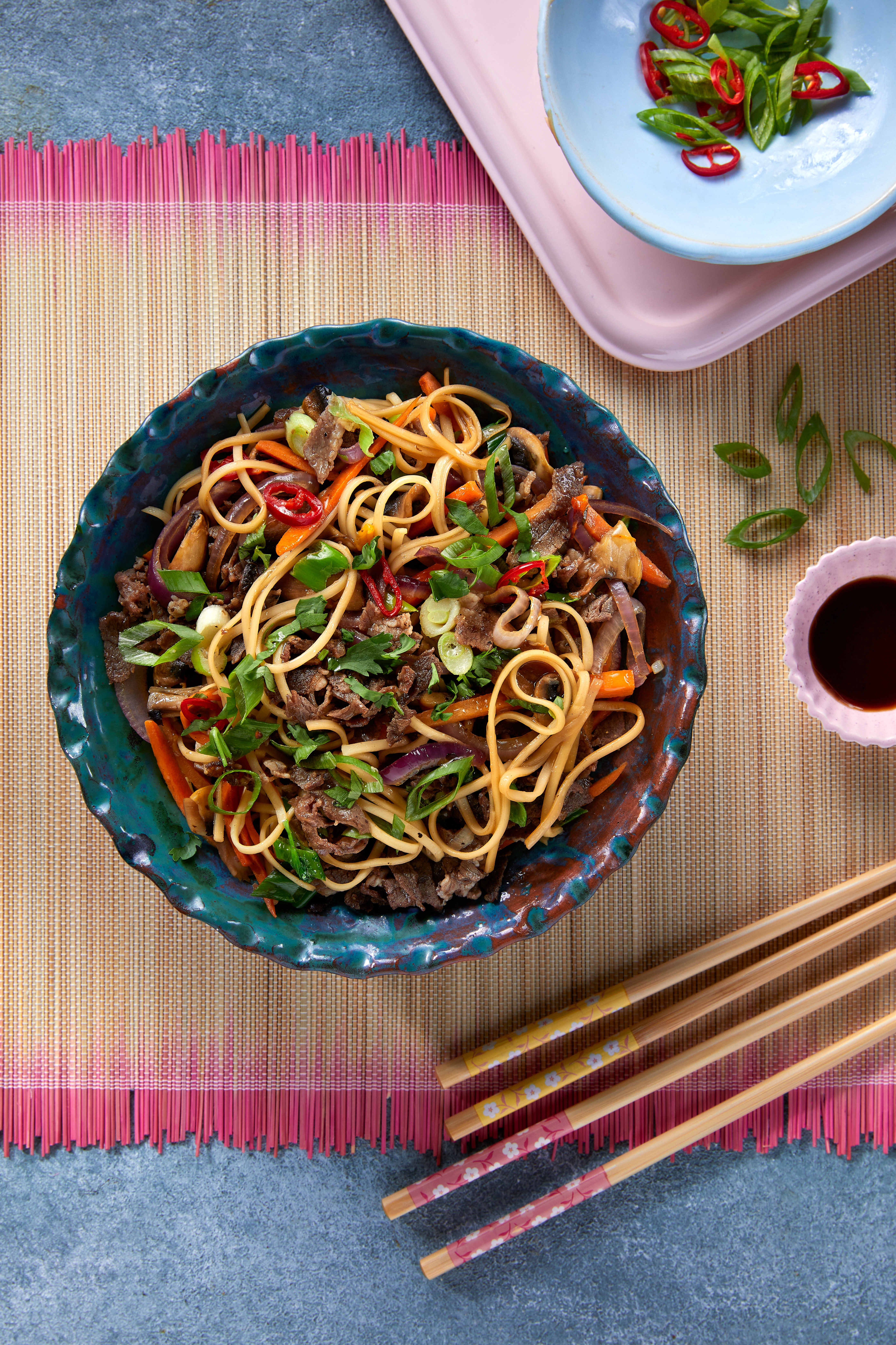 נודלס עם ירקות ורצועות אנטרקוט דק דק 