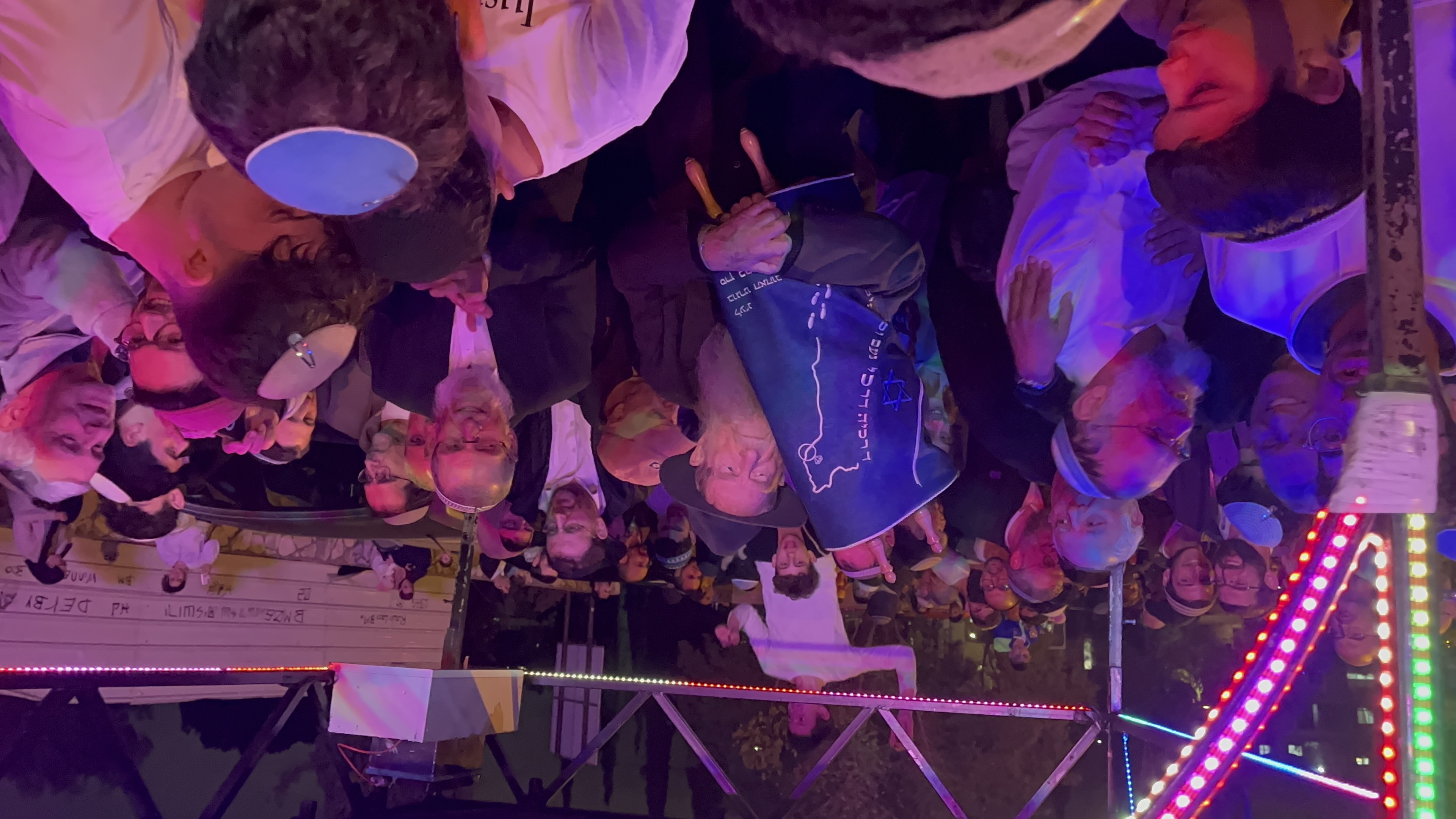 הרב איסר קלונסקי עם ספר התורה