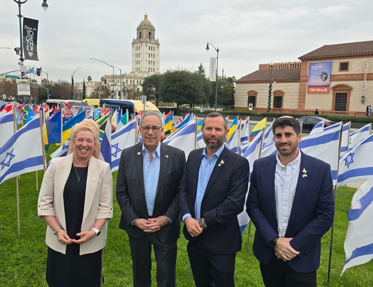ראש עיריית בברלי הילס עם גנץ באנדרטה לטבח