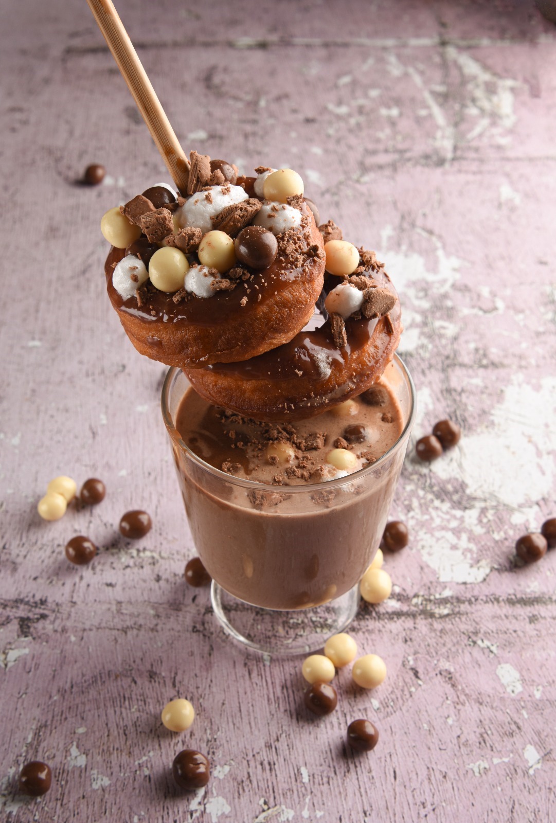 משקה צ'וקולטה חם עם דונאטס