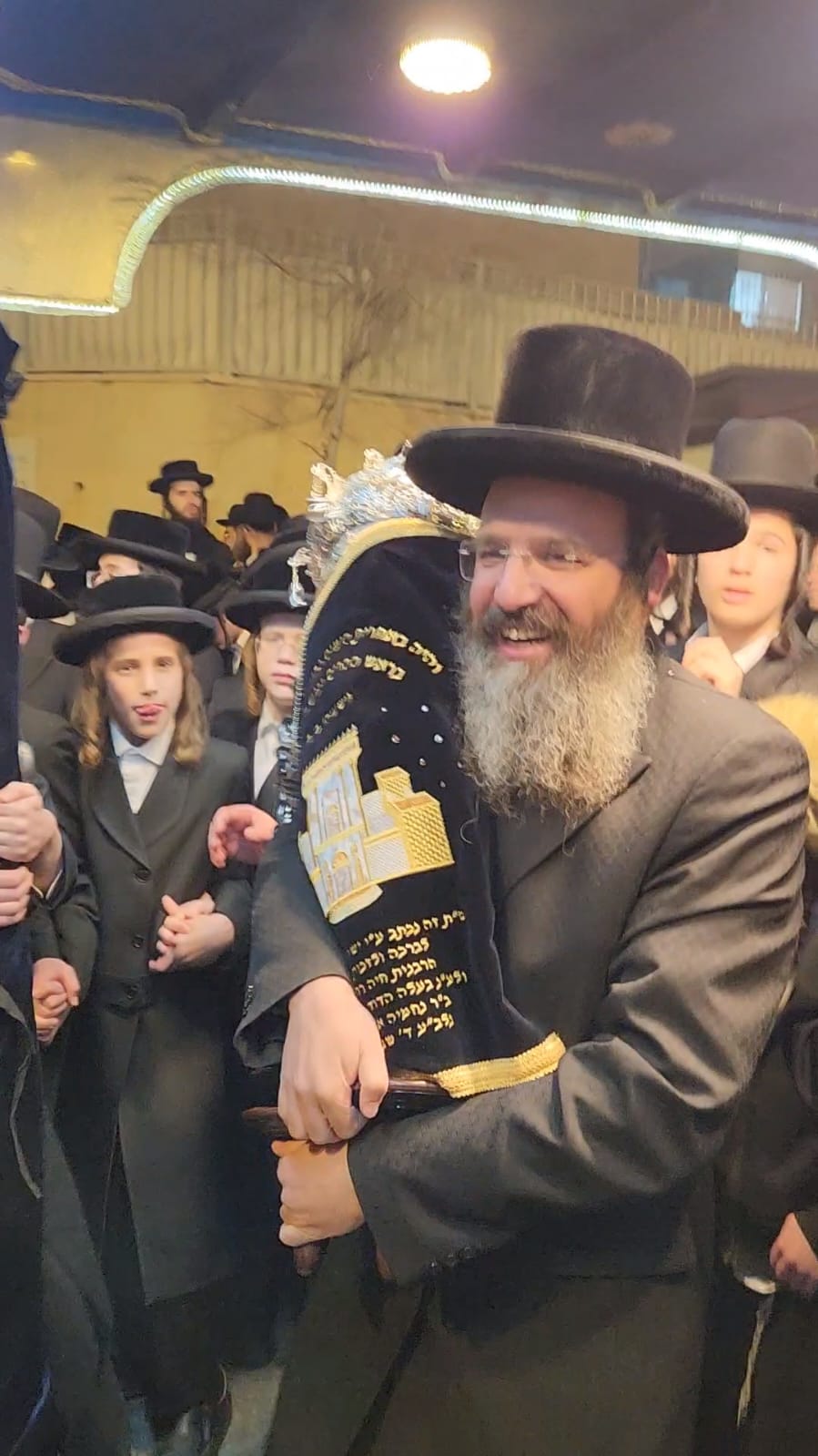 הרב אלבוים עם ספר התורה