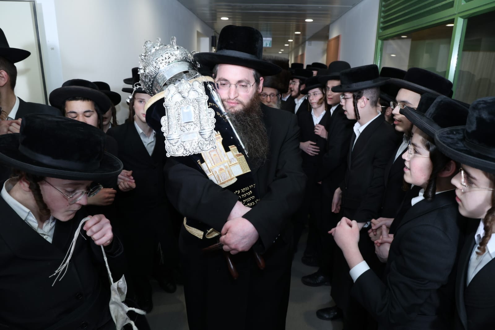 רוקדים עם ספר התורה